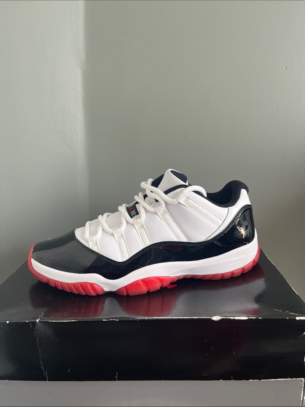Air Jordan 11 retro Men’s White Black and Red Low-Top size 12